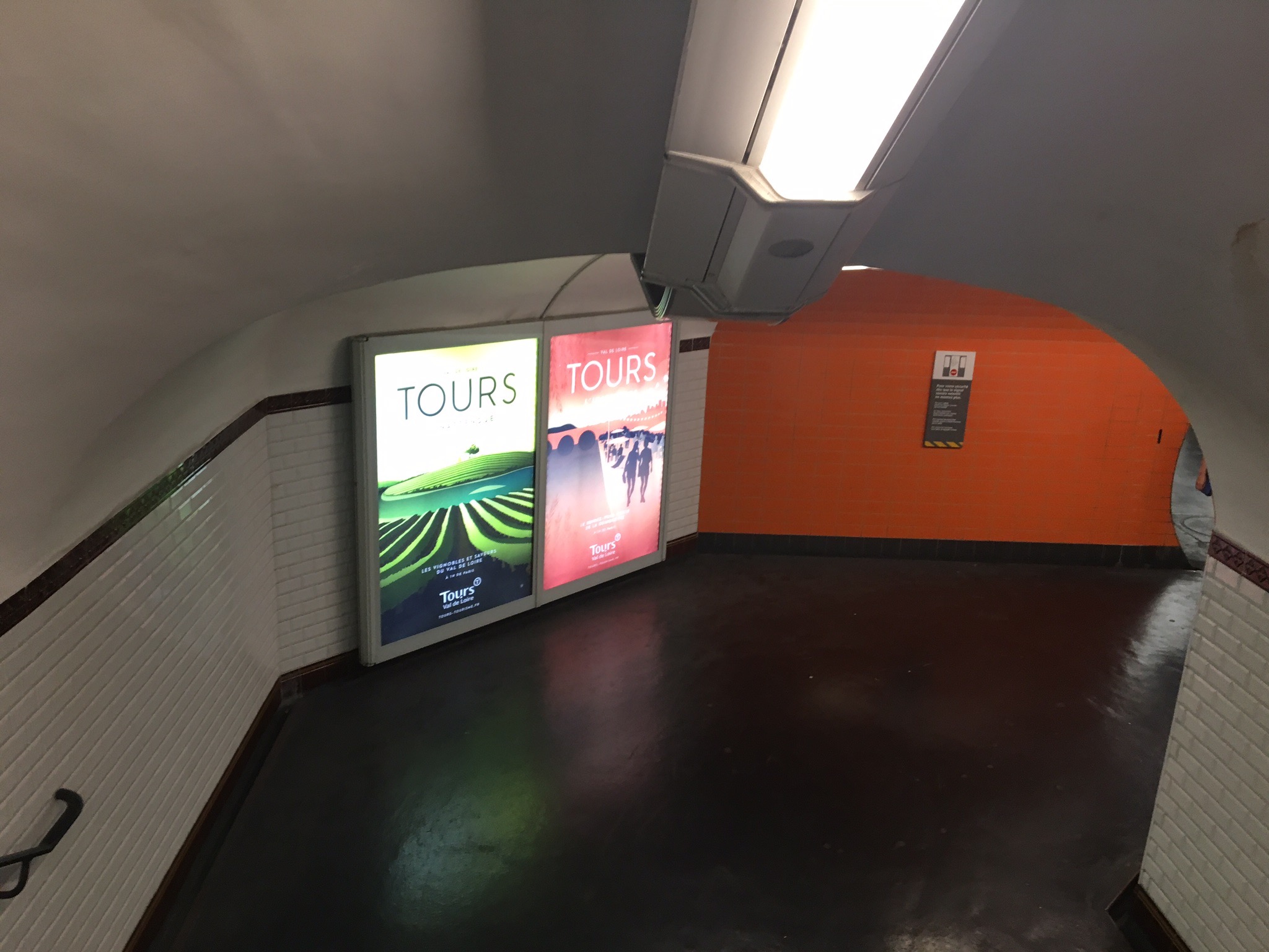 Affiches couloirs Metro